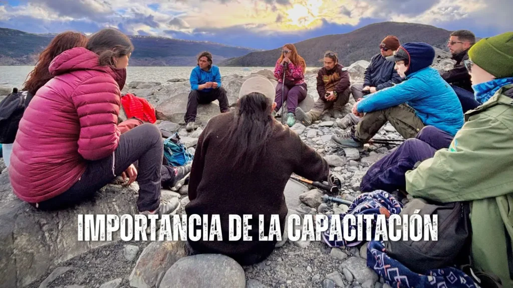 Participantes de Summit Trekking Adventure durante una jornada de capacitación outdoor en la naturaleza, aplicando técnicas de seguridad outdoor y primeros auxilios agrestes.