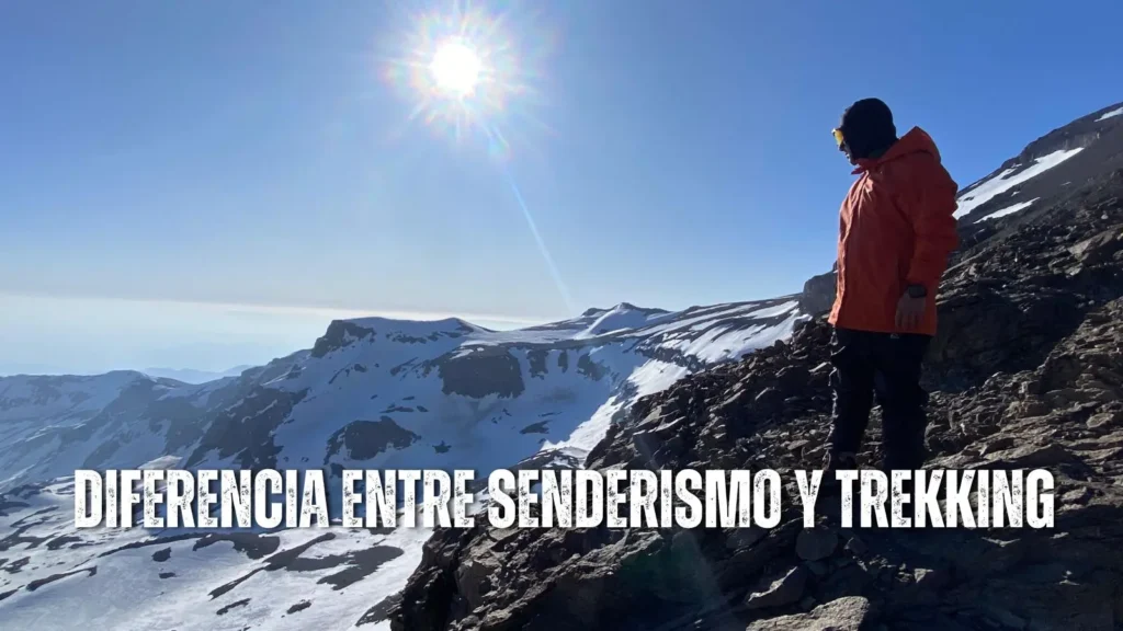 Guías de Summit Trekking Adventure realizando caminata por sendero en la Patagonia durante una actividad de trekking y senderismo.