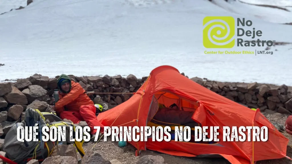 H2 — Introducción Los entornos naturales de Chile están experimentando una creciente presión por el aumento del turismo, el acceso a nuevas rutas y la popularidad de actividades outdoor como el senderismo y el trekking. Frente a este escenario, la educación ambiental se vuelve fundamental para reducir impactos, proteger los ecosistemas y disfrutar la naturaleza de manera responsable. El programa No Deje Rastro (Leave No Trace) es la iniciativa de educación outdoor más reconocida a nivel mundial. Su propósito es simple pero poderoso: enseñar a las personas a minimizar los impactos en la naturaleza, sin dejar huellas de su paso. En Summit Trekking Adventure, como instructores formados y certificados oficialmente, promovemos esta filosofía a través de cursos, talleres y la formación de nuevos Monitores NDR en Chile. H2 — ¿Qué es el programa No Deje Rastro? No Deje Rastro (Leave No Trace) es un programa internacional de educación ambiental creado para promover prácticas responsables en entornos naturales. Su objetivo es ayudar a las personas a disfrutar la naturaleza sin dañarla, aplicando decisiones informadas que reducen los impactos negativos. Este programa se basa en investigación científica, buenas prácticas de conservación, estudios de impacto y décadas de experiencia en educación outdoor. A diferencia de campañas informativas simples, NDR es un sistema educativo completo, probado y adaptado a todas las realidades naturales del mundo. H2 — Los 7 Principios No Deje Rastro H3 — 1. Planifica con anticipación y preparación Una buena planificación reduce riesgos, evita imprevistos y disminuye impactos. Investiga tu ruta, clima, regulaciones y capacidad del terreno. H3 — 2. Viaja y acampa por superficies durables Camina y acampa siempre en senderos marcados, zonas resistentes o campamentos establecidos. Evita dañar vegetación y suelos frágiles. H3 — 3. Dispone de los desechos de manera adecuada Todo lo que entra contigo debe salir contigo. Lleva tu basura, restos de comida y papel higiénico. En algunos lugares, incluso debes retirar tus desechos humanos. H3 — 4. Deja lo que encuentres No te lleves piedras, plantas, fósiles ni elementos culturales. Observa, aprende y deja todo como estaba para quienes vendrán después. H3 — 5. Minimiza el uso e impacto de fogatas La fogata tradicional deja cicatrices permanentes. Prefiere cocinadores portátiles y, si usas fuego, hazlo solo en zonas autorizadas. H3 — 6. Respeta la vida silvestre Observa a los animales desde la distancia, no los alimentes y protege sus espacios. Ellos son los verdaderos habitantes del entorno natural. H3 — 7. Sé considerado con otros visitantes El buen trato, la comunicación y el respeto permiten que todos disfruten en armonía. Comparte el sendero, controla el ruido y respeta los campamentos vecinos. H2 — ¿Por qué estos principios son tan importantes? Aplicar los Principios No Deje Rastro significa ser parte de la solución y no del problema. En Chile, cada año miles de rutas y áreas agrestes sufren deterioro por prácticas inapropiadas: basura, erosión, fogatas, tránsito fuera de senderos y afectación de la fauna. NDR nos entrega herramientas prácticas para reducir drásticamente estos impactos y garantizar que los lugares que amamos sigan siendo accesibles y saludables para las próximas generaciones. H2 — Conviértete en agente de cambio: capacítate como Monitor No Deje Rastro En Summit Trekking Adventure creemos profundamente en la educación outdoor y en el rol activo que cada persona puede cumplir. Por eso, ofrecemos el curso oficial de Monitor No Deje Rastro (NDR), un programa reconocido internacionalmente que forma líderes capaces de enseñar, guiar y promover buenas prácticas ambientales. Como Monitor certificado: podrás educar a grupos en terreno, liderar actividades con impacto positivo, promover turismo sustentable, y contribuir directamente a la conservación de los entornos naturales de Chile. H2 — Conclusión Los 7 Principios No Deje Rastro son una guía esencial para quienes aman el senderismo, el trekking, el montañismo y cualquier actividad outdoor. Aplicarlos no solo reduce tu impacto: te convierte en un visitante consciente, responsable y comprometido con la protección de nuestro entorno natural. En Summit Trekking Adventure te invitamos a dar el siguiente paso y transformarte en un Monitor No Deje Rastro, convirtiéndote en un agente de cambio que inspire a otros a cuidar la naturaleza. H3 — Llamado a la acción 👉 Capacítate con Summit Trekking Adventure como Monitor No Deje Rastro. Construyamos juntos un turismo responsable y una relación más respetuosa con la naturaleza.