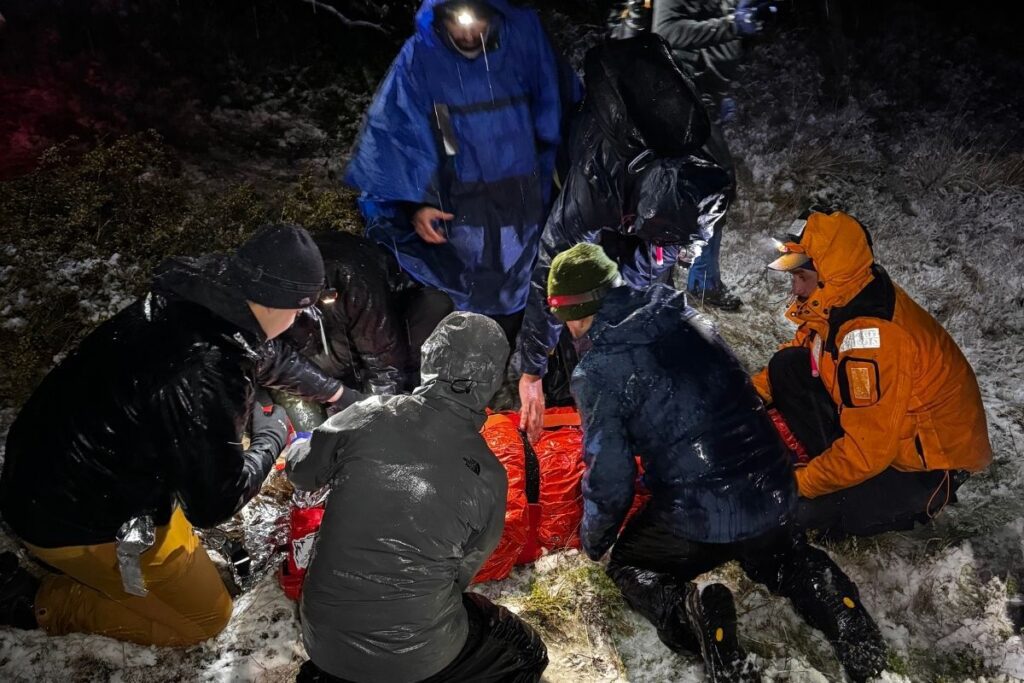 Alumnos en práctica nocturna del curso WFR en entorno agreste - Summit Trekking Adventure Chile