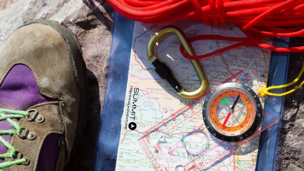 Persona revisando el clima y la sensación térmica antes de una salida outdoor en montaña