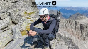 Celular en salida outdoor con GPS y seguridad en trekking