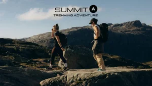 Persona realizando senderismo en la montaña con recomendaciones sobre qué hacer si se pierde durante una actividad outdoor en Chile.